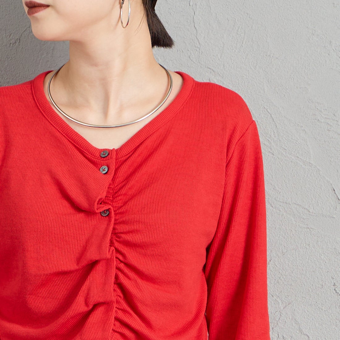 nenom [ネノム] タックギャザーカーディガン [NE26322025] 46 RED &&モデル身長：150cm 着用サイズ：F&&