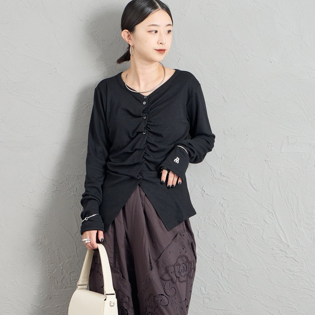 nenom [ネノム] タックギャザーカーディガン [NE26322025] 09 BLACK &&モデル身長：150cm 着用サイズ：F&&