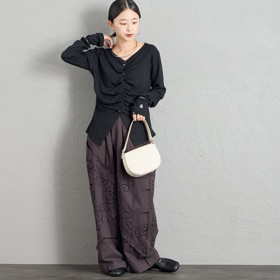 nenom [ネノム] タックギャザーカーディガン [NE26322025] 09 BLACK &&モデル身長：150cm 着用サイズ：F&&