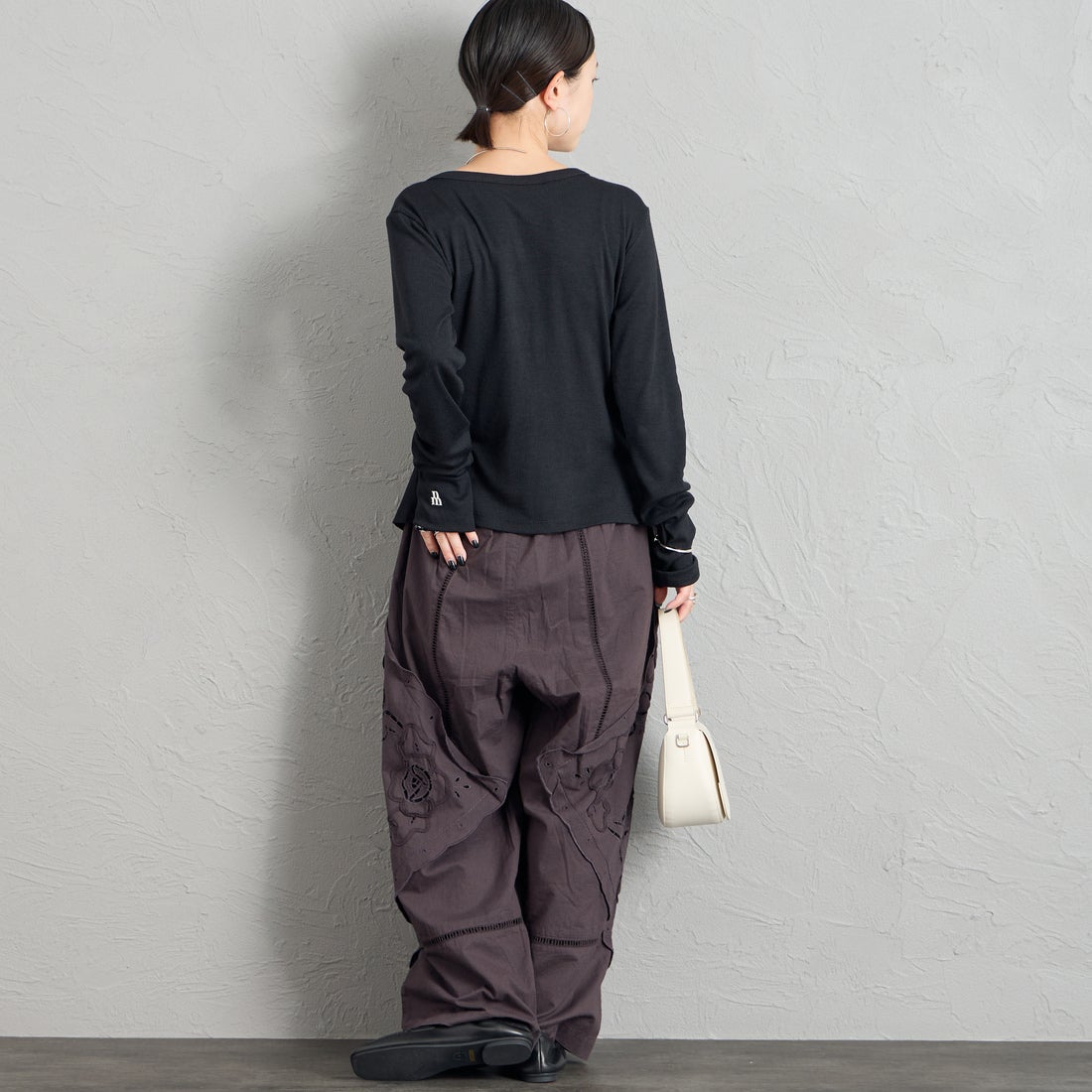 nenom [ネノム] タックギャザーカーディガン [NE26322025] 09 BLACK &&モデル身長：150cm 着用サイズ：F&&
