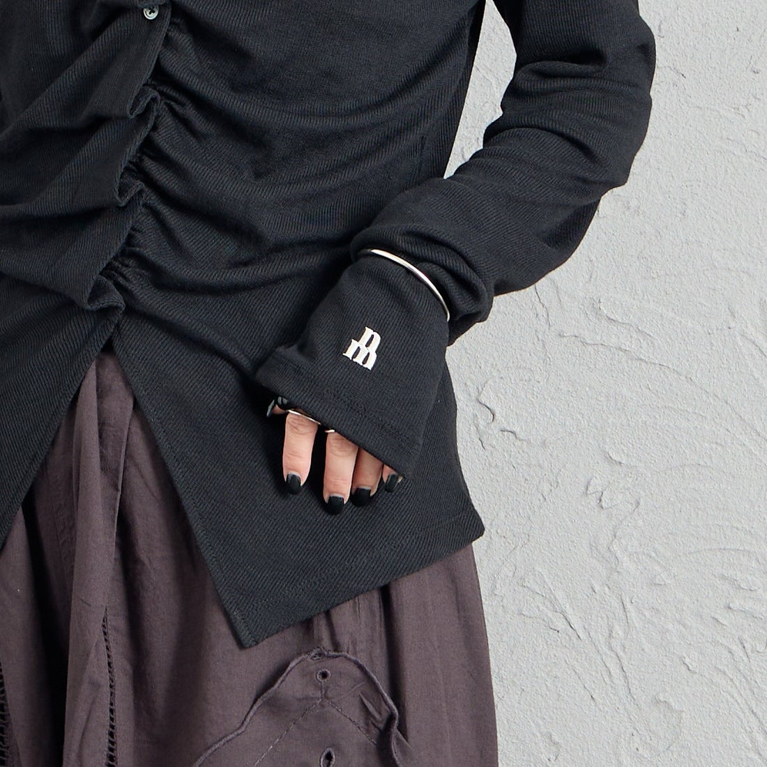 nenom [ネノム] タックギャザーカーディガン [NE26322025] 09 BLACK &&モデル身長：150cm 着用サイズ：F&&