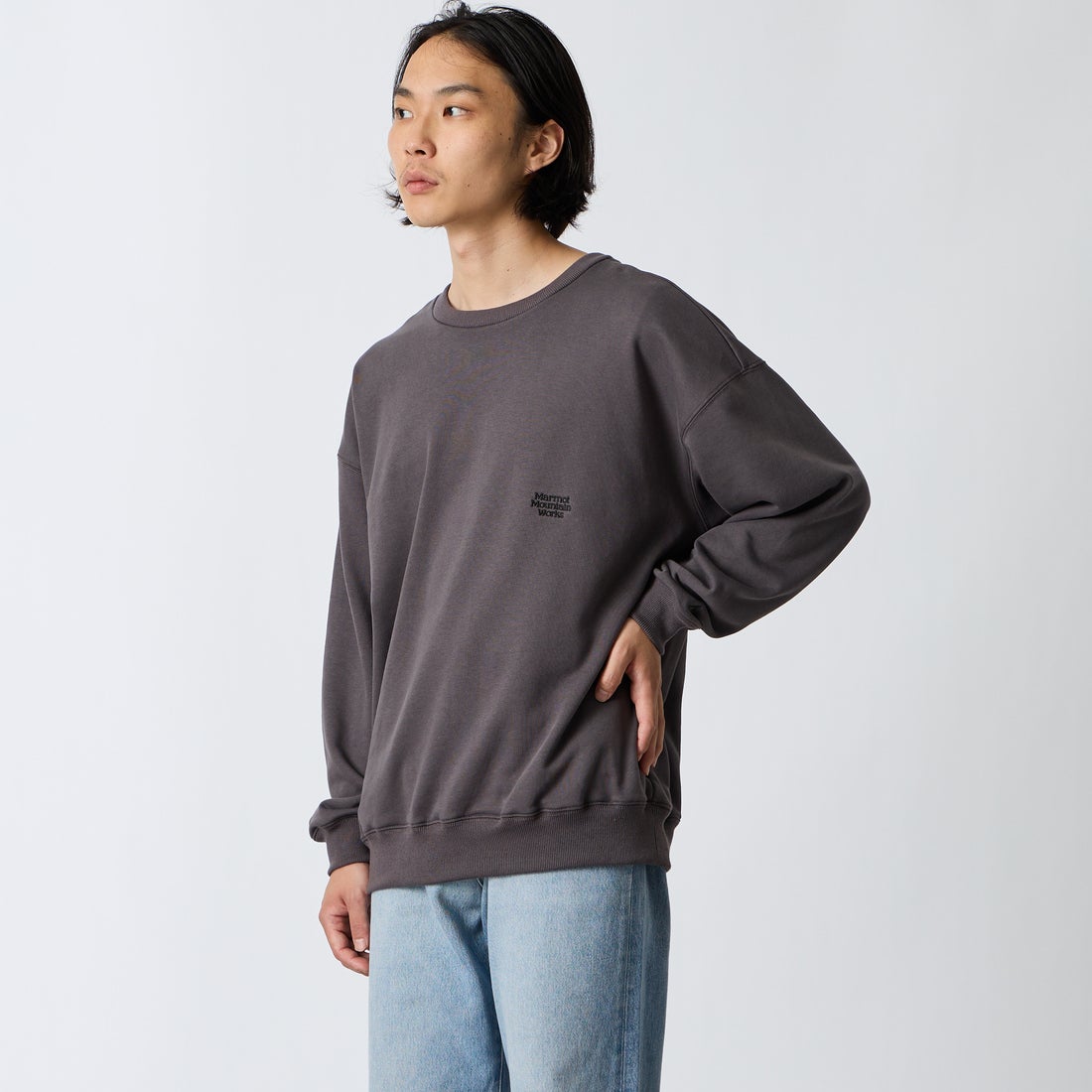 Marmot [マーモット] 別注 バーティカルロゴ バックプリントスウェット [MTFW26USW370IN-JF] CHARCOAL &&モデル身長：175cm 着用サイズ：M&&
