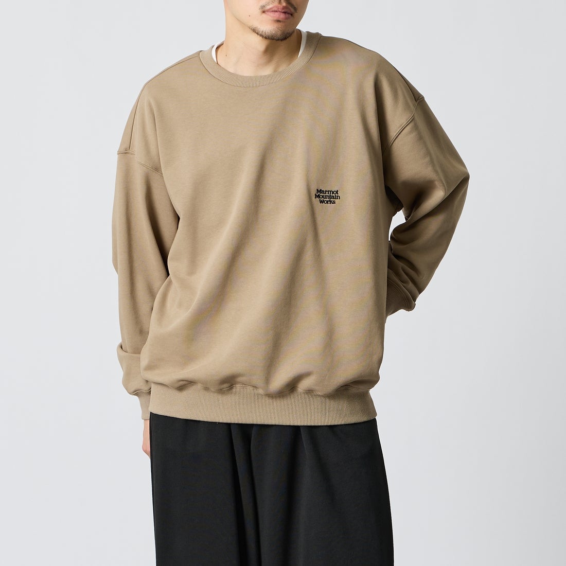 Marmot [マーモット] 別注 バーティカルロゴ バックプリントスウェット [MTFW26USW370IN-JF] BEIGE &&モデル身長：168cm 着用サイズ：M&&