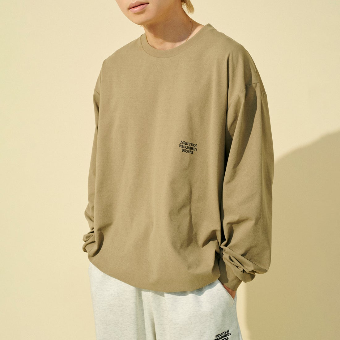 Marmot [マーモット] 別注 バーティカルロゴ バックプリントスウェット [MTFW26USW370IN-JF] BEIGE