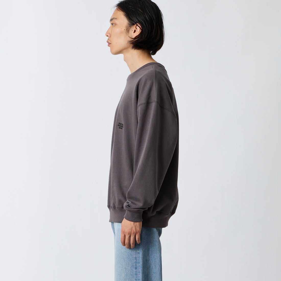 Marmot [マーモット] 別注 バーティカルロゴ バックプリントスウェット [MTFW26USW370IN-JF] CHARCOAL &&モデル身長：175cm 着用サイズ：M&&