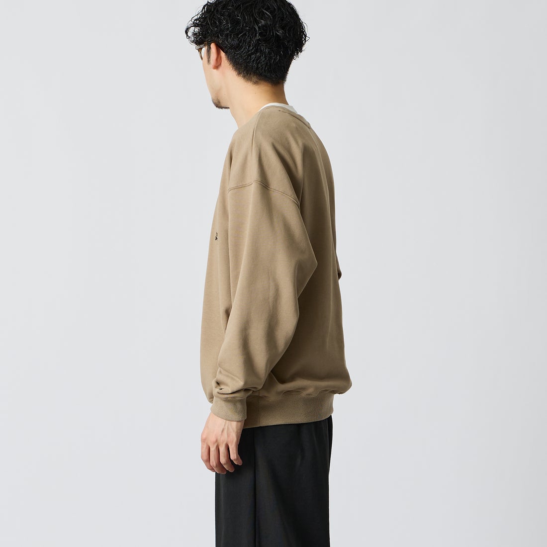 Marmot [マーモット] 別注 バーティカルロゴ バックプリントスウェット [MTFW26USW370IN-JF] BEIGE &&モデル身長：168cm 着用サイズ：M&&