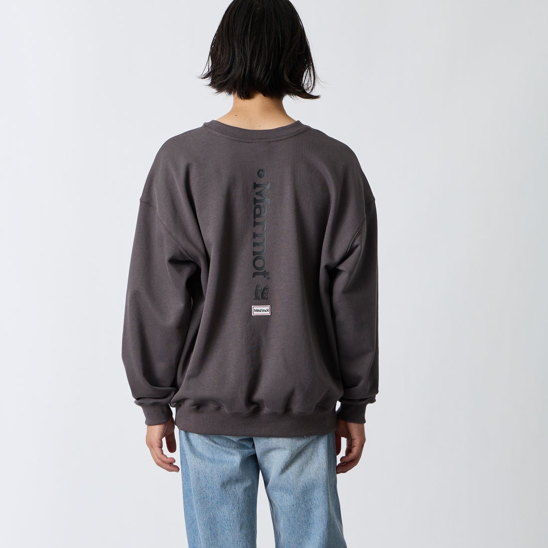 Marmot [マーモット] 別注 バーティカルロゴ バックプリントスウェット [MTFW26USW370IN-JF] CHARCOAL &&モデル身長：175cm 着用サイズ：M&&