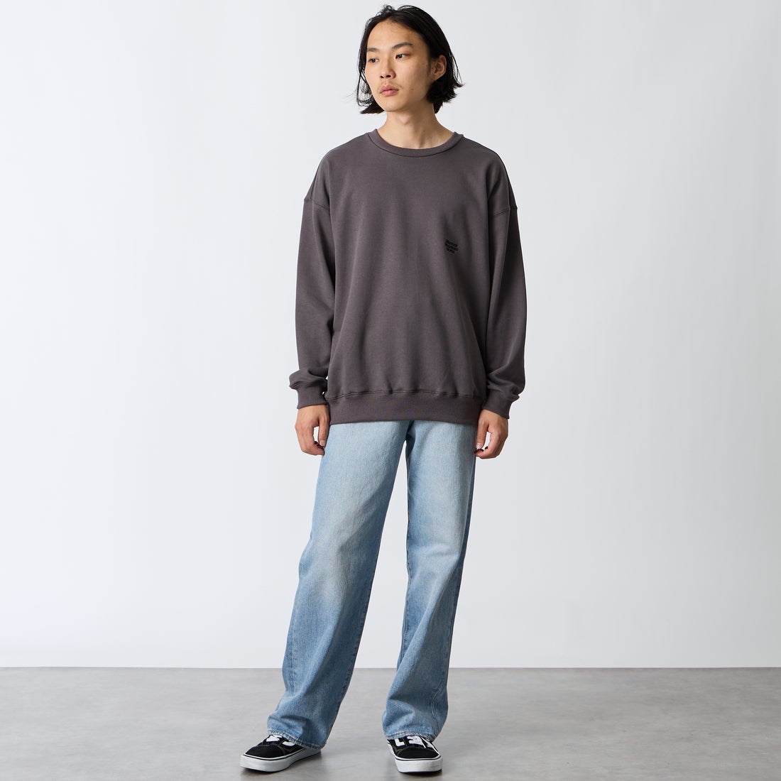 Marmot [マーモット] 別注 バーティカルロゴ バックプリントスウェット [MTFW26USW370IN-JF] CHARCOAL &&モデル身長：175cm 着用サイズ：M&&