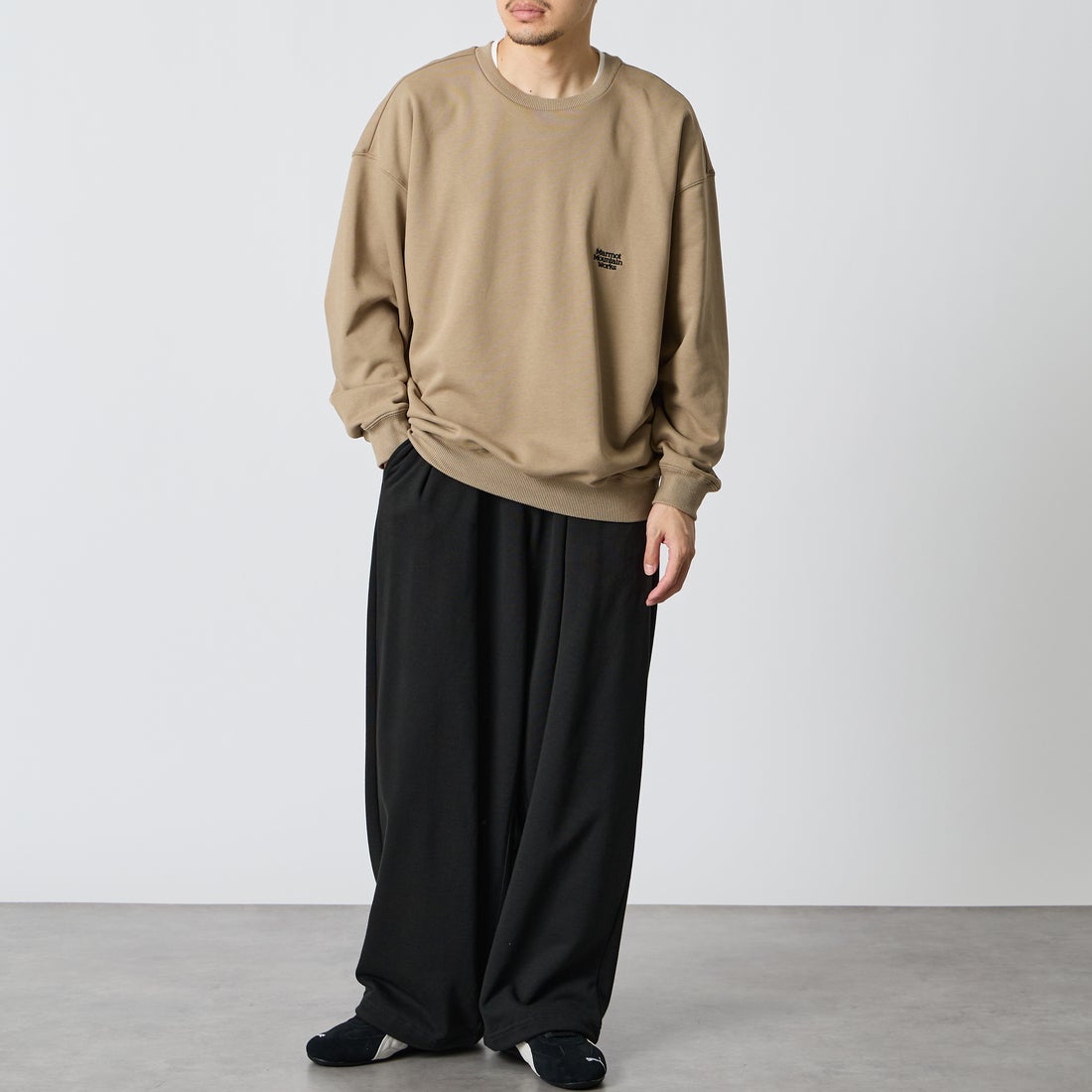 Marmot [マーモット] 別注 バーティカルロゴ バックプリントスウェット [MTFW26USW370IN-JF] BEIGE &&モデル身長：168cm 着用サイズ：M&&