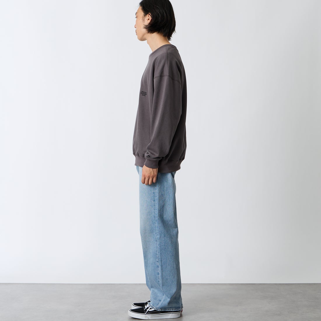 Marmot [マーモット] 別注 バーティカルロゴ バックプリントスウェット [MTFW26USW370IN-JF] CHARCOAL &&モデル身長：175cm 着用サイズ：M&&