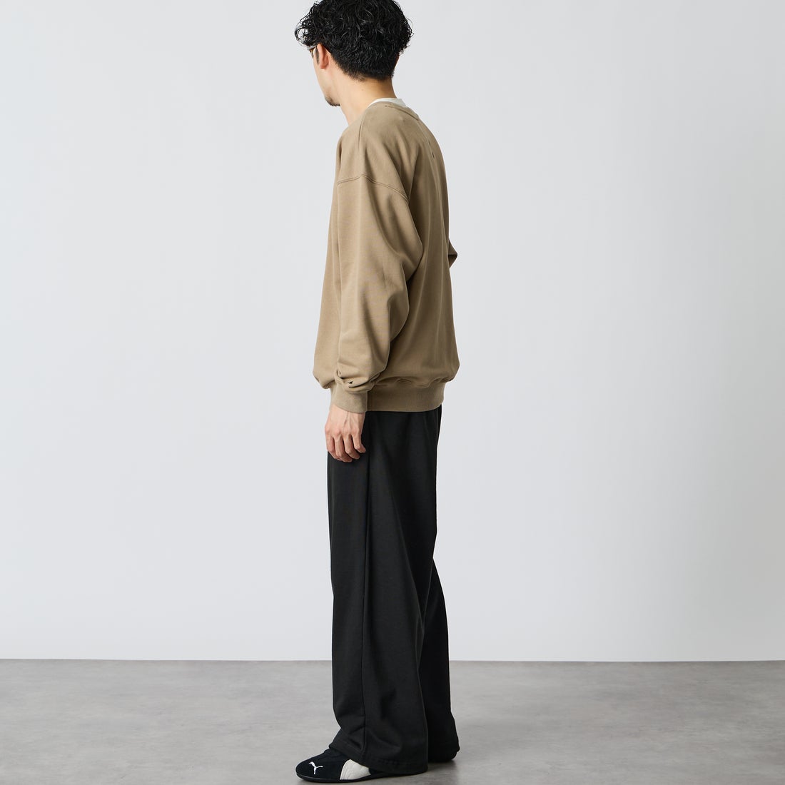 Marmot [マーモット] 別注 バーティカルロゴ バックプリントスウェット [MTFW26USW370IN-JF] BEIGE &&モデル身長：168cm 着用サイズ：M&&