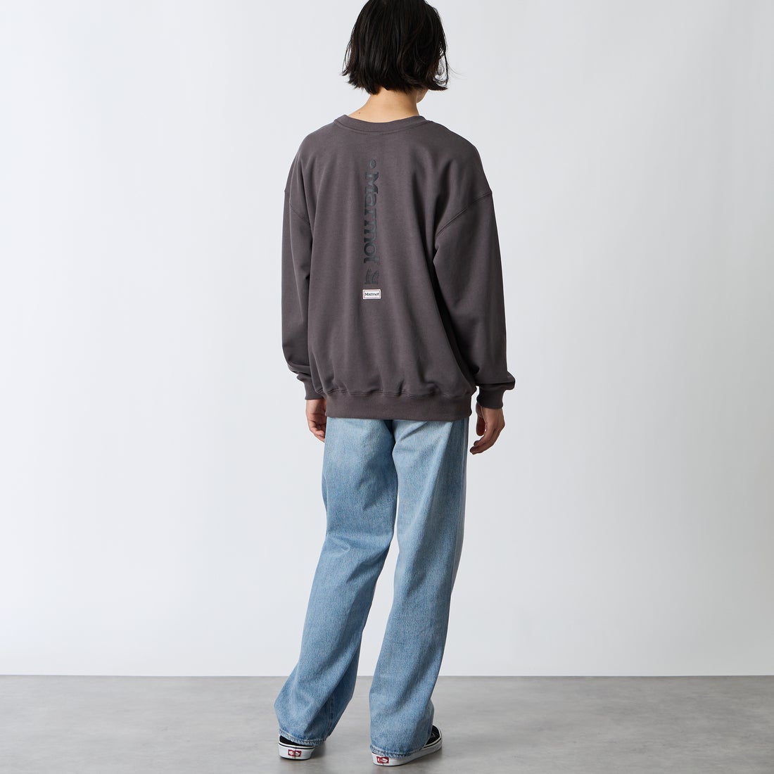 Marmot [マーモット] 別注 バーティカルロゴ バックプリントスウェット [MTFW26USW370IN-JF] CHARCOAL &&モデル身長：175cm 着用サイズ：M&&