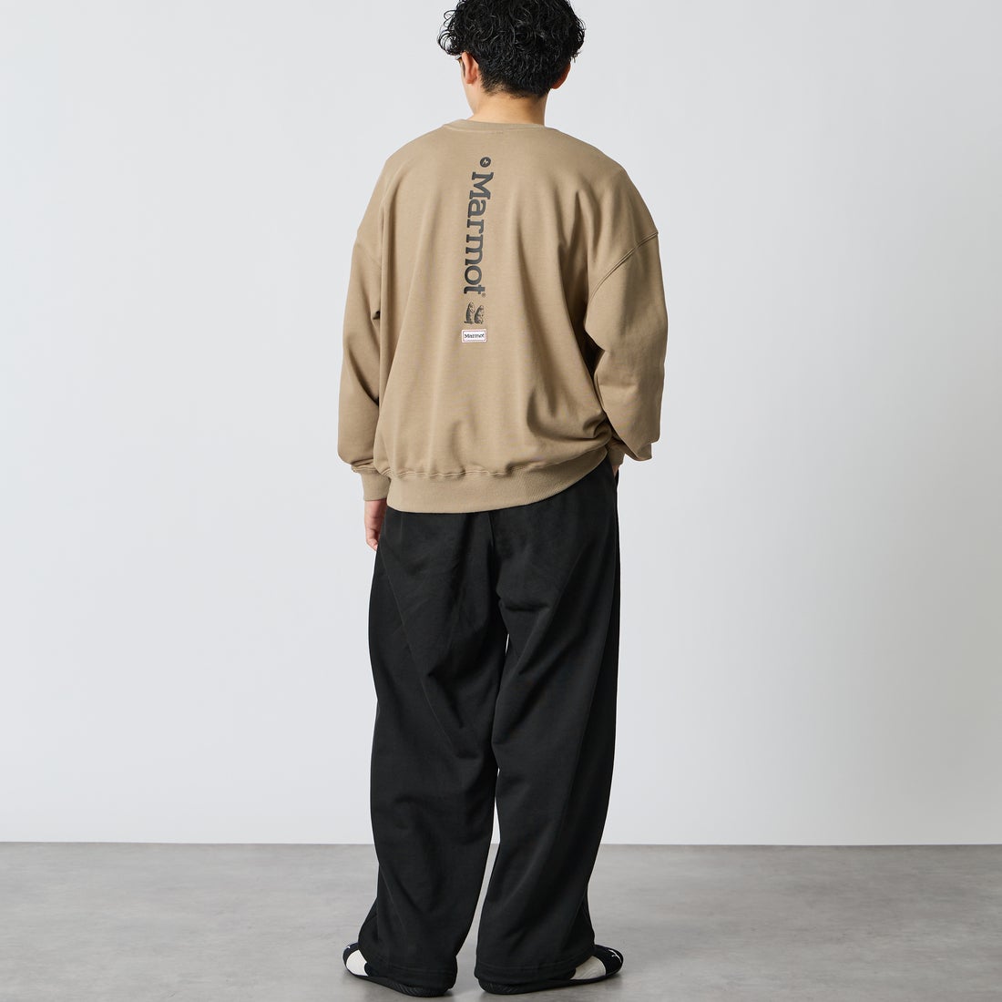 Marmot [マーモット] 別注 バーティカルロゴ バックプリントスウェット [MTFW26USW370IN-JF] BEIGE &&モデル身長：168cm 着用サイズ：M&&