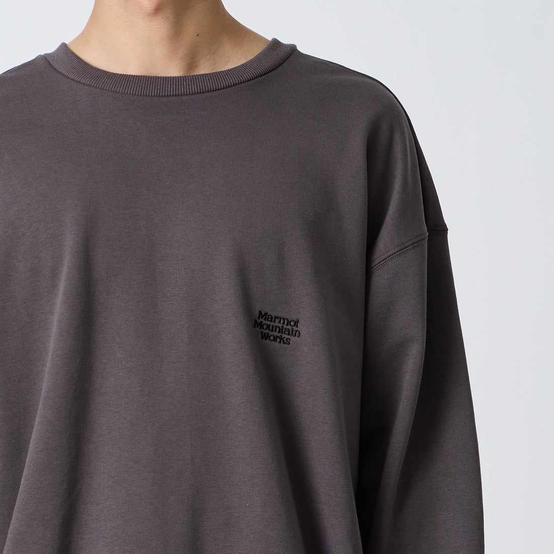 Marmot [マーモット] 別注 バーティカルロゴ バックプリントスウェット [MTFW26USW370IN-JF] CHARCOAL