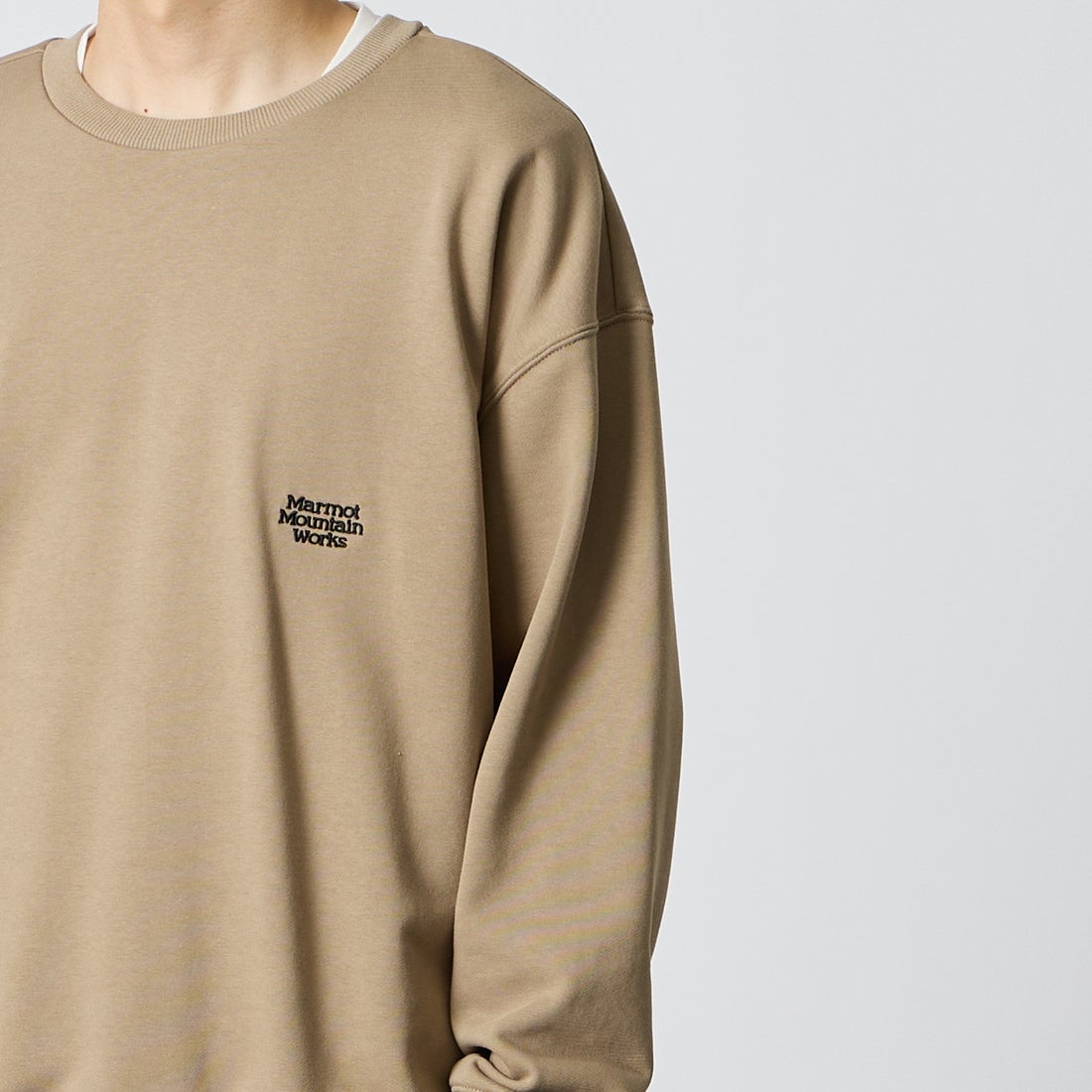 Marmot [マーモット] 別注 バーティカルロゴ バックプリントスウェット [MTFW26USW370IN-JF] BEIGE &&モデル身長：168cm 着用サイズ：M&&