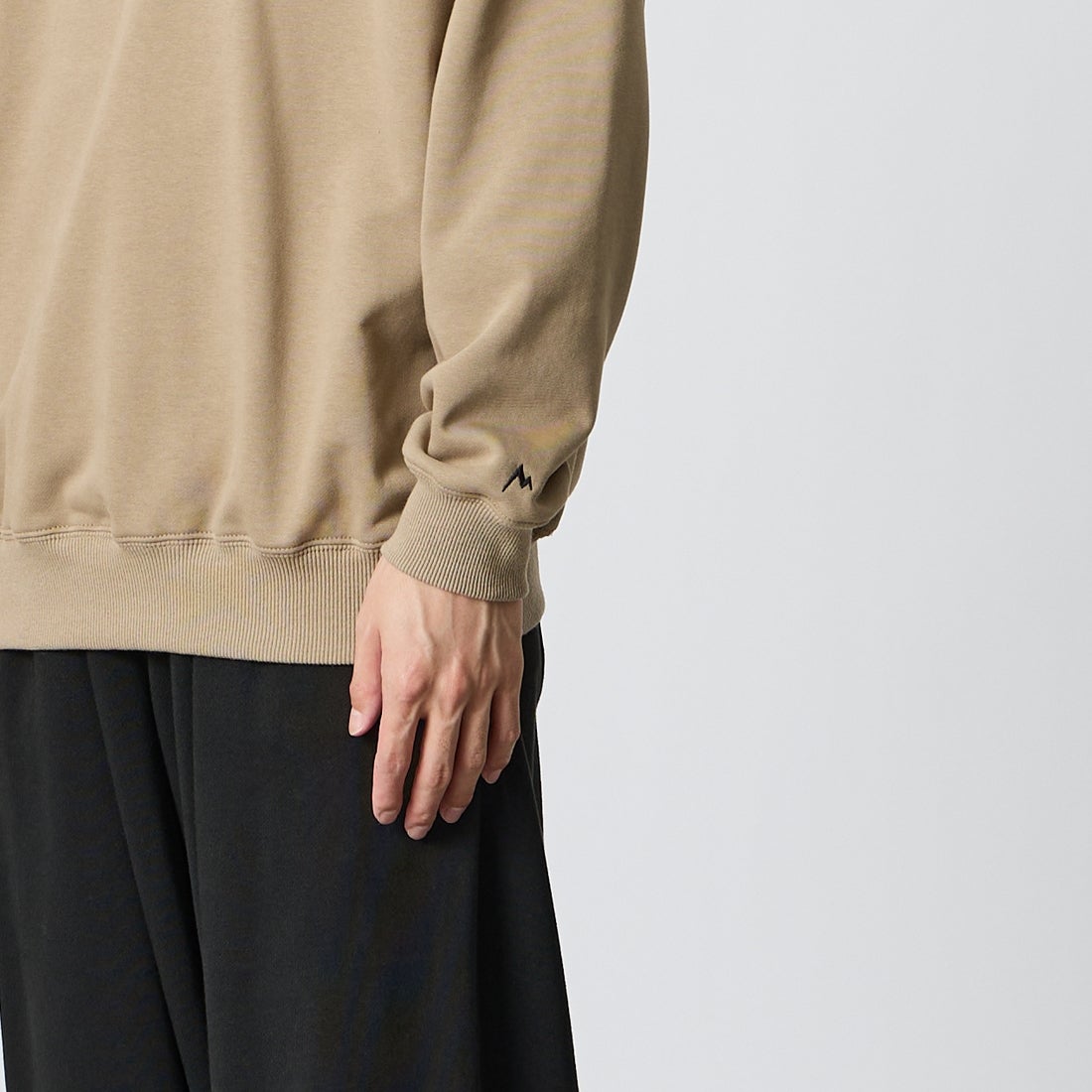 Marmot [マーモット] 別注 バーティカルロゴ バックプリントスウェット [MTFW26USW370IN-JF] BEIGE &&モデル身長：168cm 着用サイズ：M&&