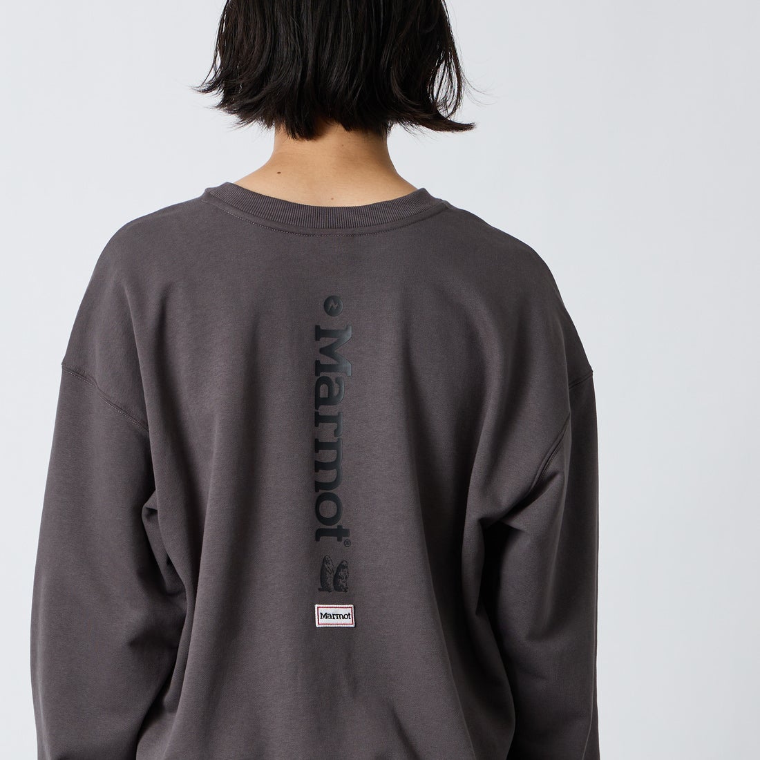 Marmot [マーモット] 別注 バーティカルロゴ バックプリントスウェット [MTFW26USW370IN-JF] CHARCOAL