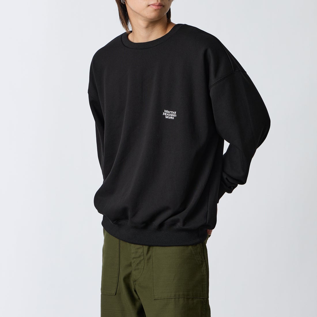 Marmot [マーモット] 別注 バーティカルロゴ バックプリントスウェット [MTFW26USW370IN-JF] BLACK &&モデル身長：177cm 着用サイズ：L&&