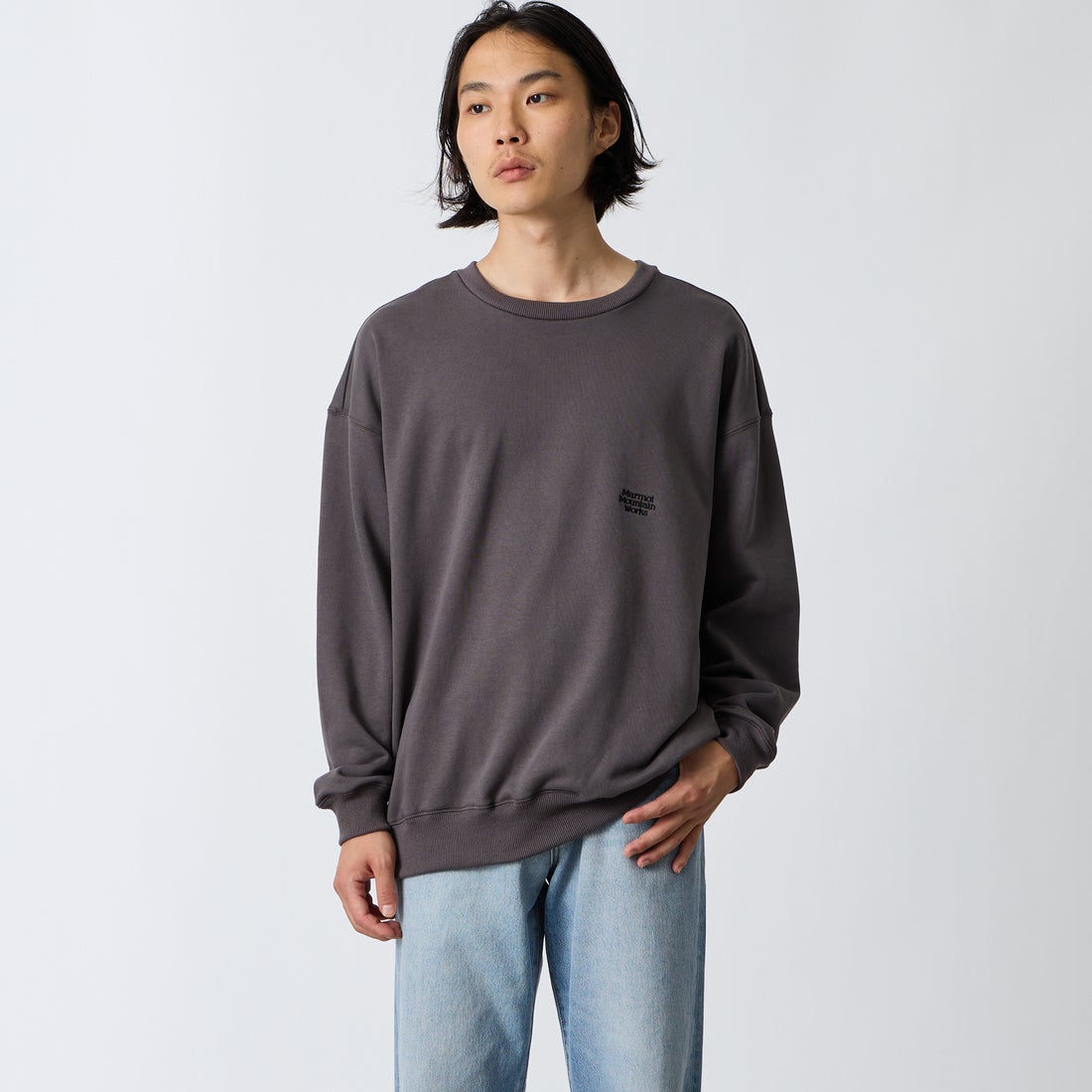 Marmot [マーモット] 別注 バーティカルロゴ バックプリントスウェット [MTFW26USW370IN-JF] CHARCOAL &&モデル身長：175cm 着用サイズ：M&&