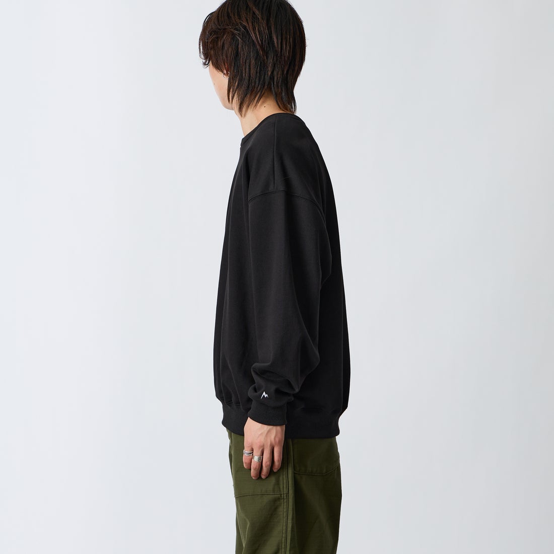 Marmot [マーモット] 別注 バーティカルロゴ バックプリントスウェット [MTFW26USW370IN-JF] BLACK &&モデル身長：177cm 着用サイズ：L&&