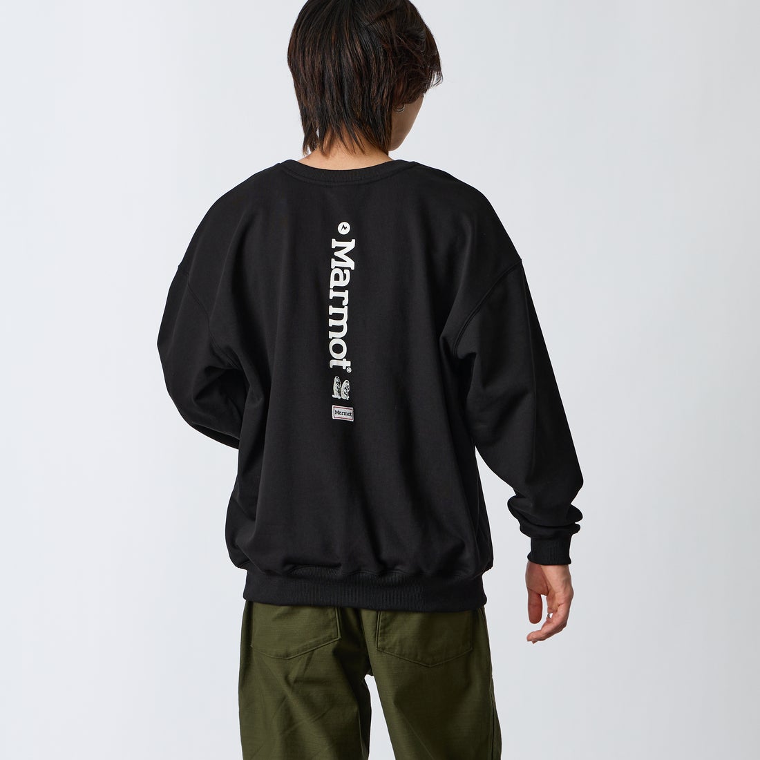 Marmot [マーモット] 別注 バーティカルロゴ バックプリントスウェット [MTFW26USW370IN-JF] BLACK &&モデル身長：177cm 着用サイズ：L&&