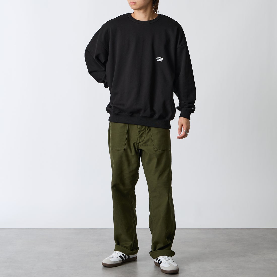 Marmot [マーモット] 別注 バーティカルロゴ バックプリントスウェット [MTFW26USW370IN-JF] BLACK &&モデル身長：177cm 着用サイズ：L&&