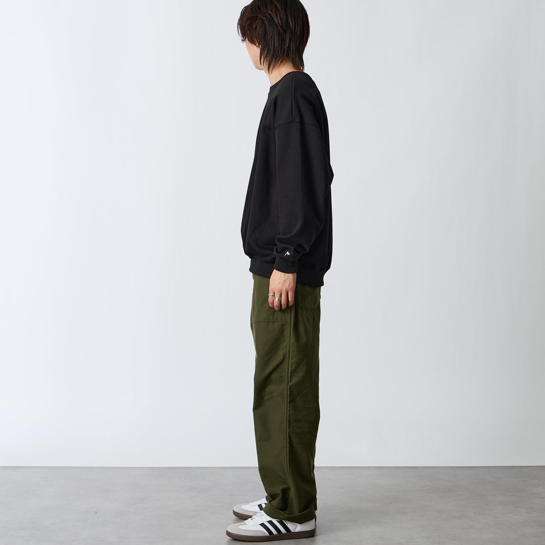 Marmot [マーモット] 別注 バーティカルロゴ バックプリントスウェット [MTFW26USW370IN-JF] BLACK &&モデル身長：177cm 着用サイズ：L&&