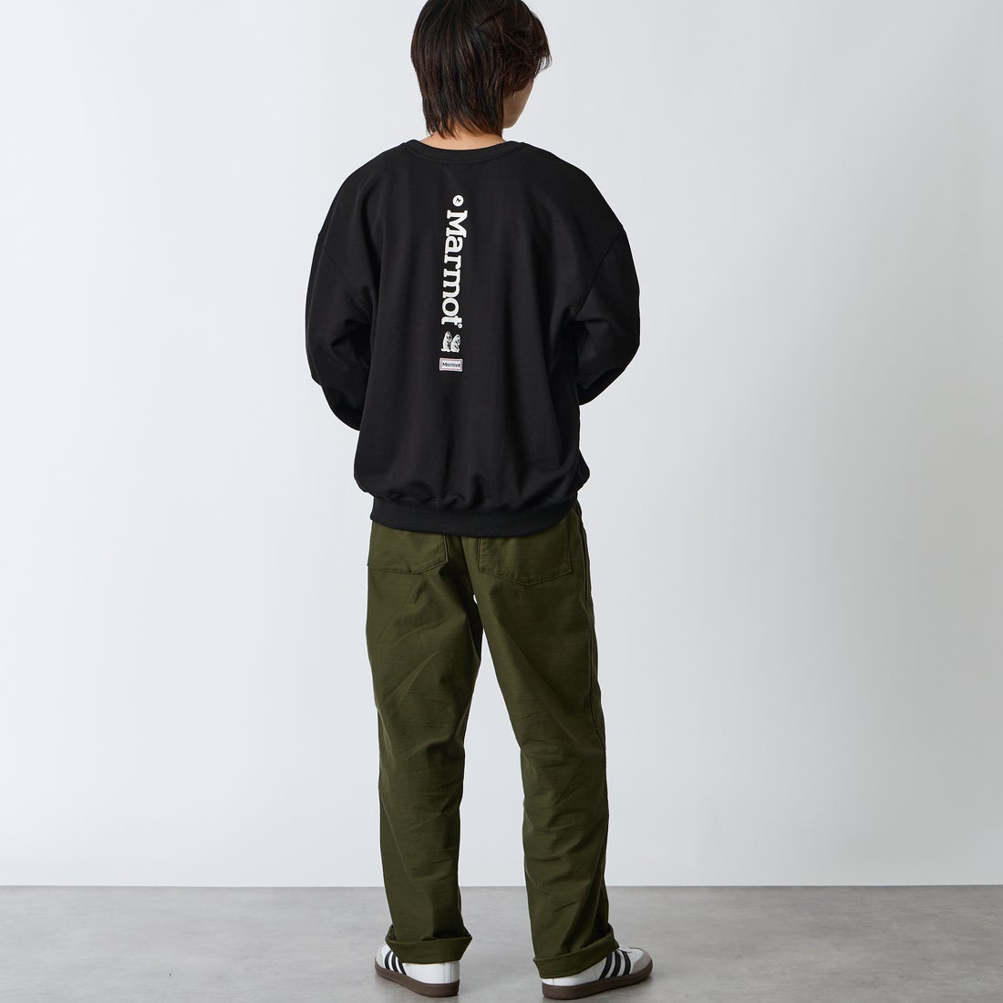 Marmot [マーモット] 別注 バーティカルロゴ バックプリントスウェット [MTFW26USW370IN-JF] BLACK &&モデル身長：177cm 着用サイズ：L&&