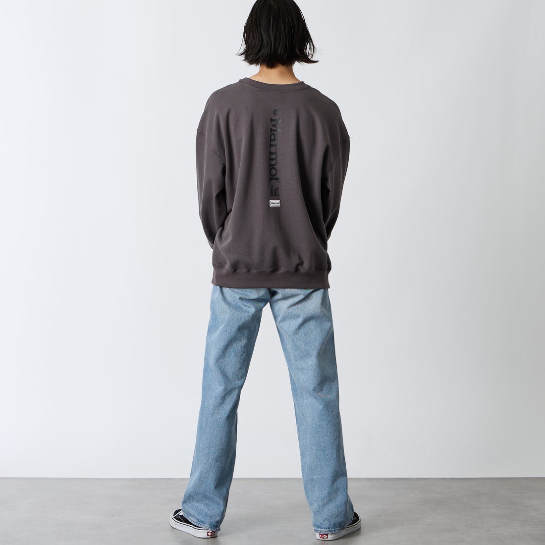 Marmot [マーモット] 別注 バーティカルロゴ バックプリントスウェット [MTFW26USW370IN-JF] CHARCOAL &&モデル身長：175cm 着用サイズ：M&&