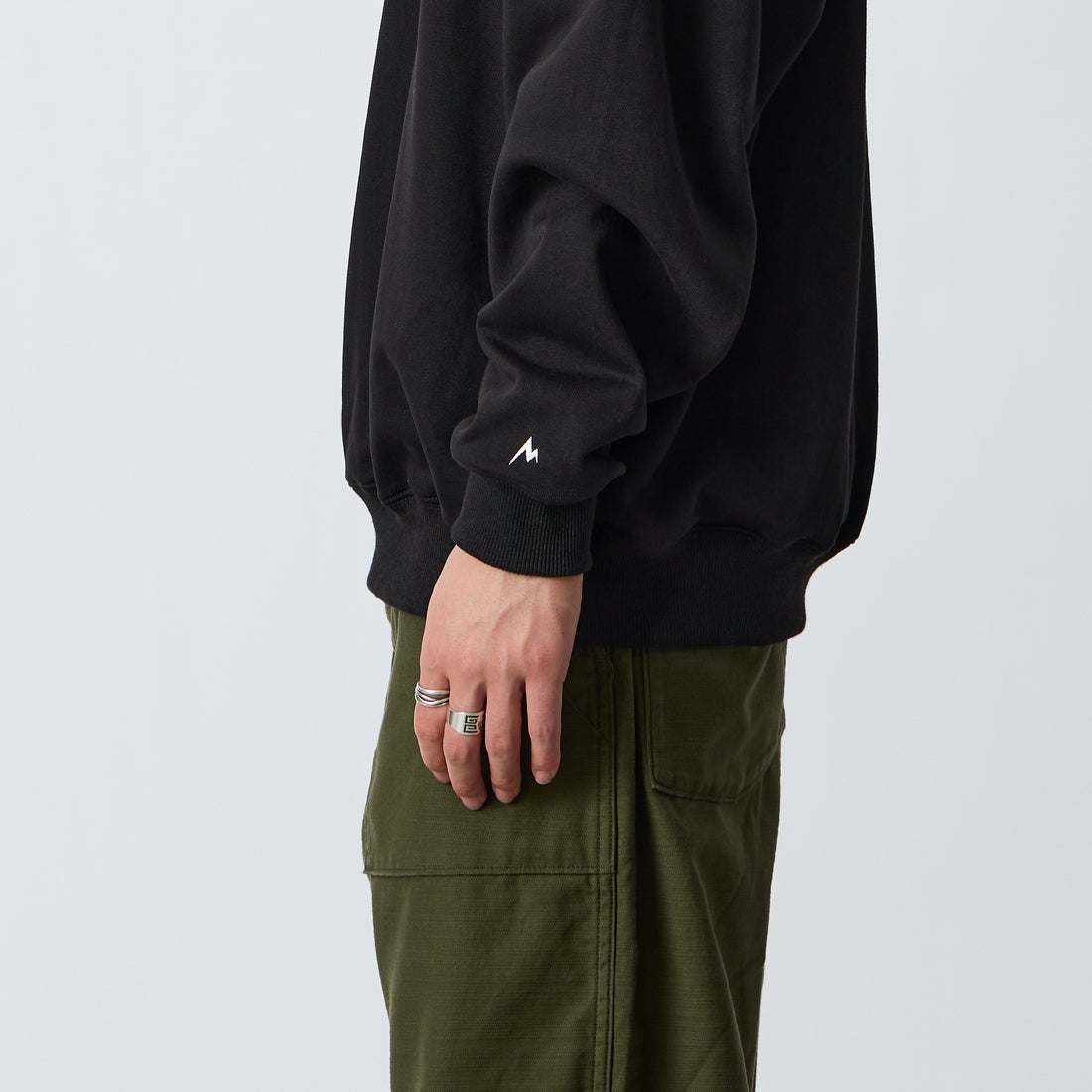 Marmot [マーモット] 別注 バーティカルロゴ バックプリントスウェット [MTFW26USW370IN-JF] BLACK