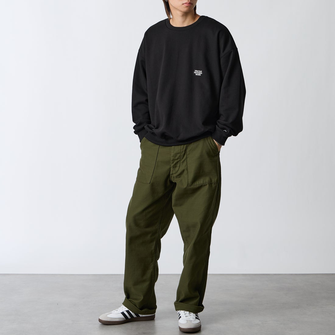 Marmot [マーモット] 別注 バーティカルロゴ バックプリントスウェット [MTFW26USW370IN-JF] BLACK &&モデル身長：177cm 着用サイズ：L&&