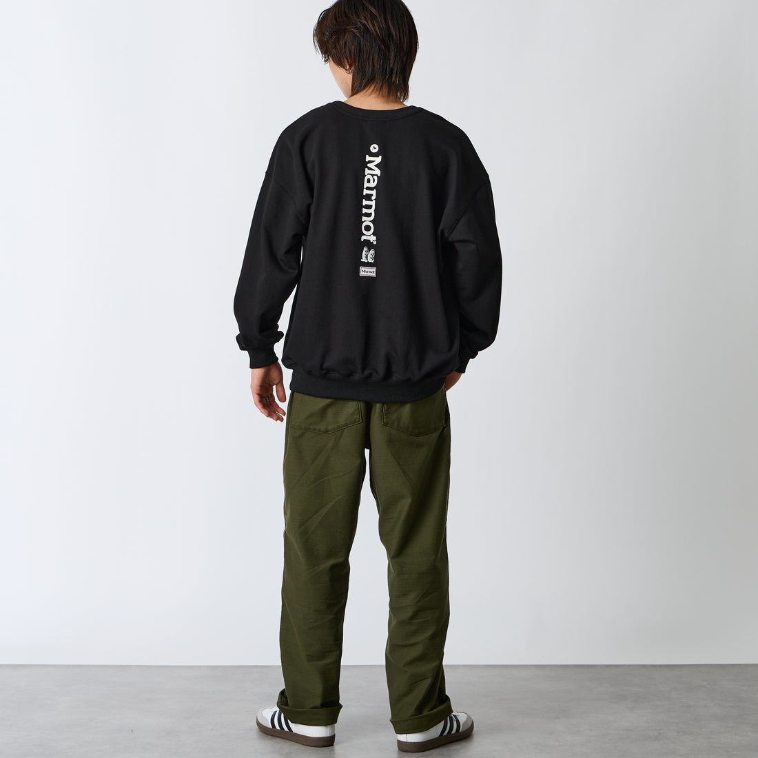 Marmot [マーモット] 別注 バーティカルロゴ バックプリントスウェット [MTFW26USW370IN-JF] BLACK &&モデル身長：177cm 着用サイズ：L&&