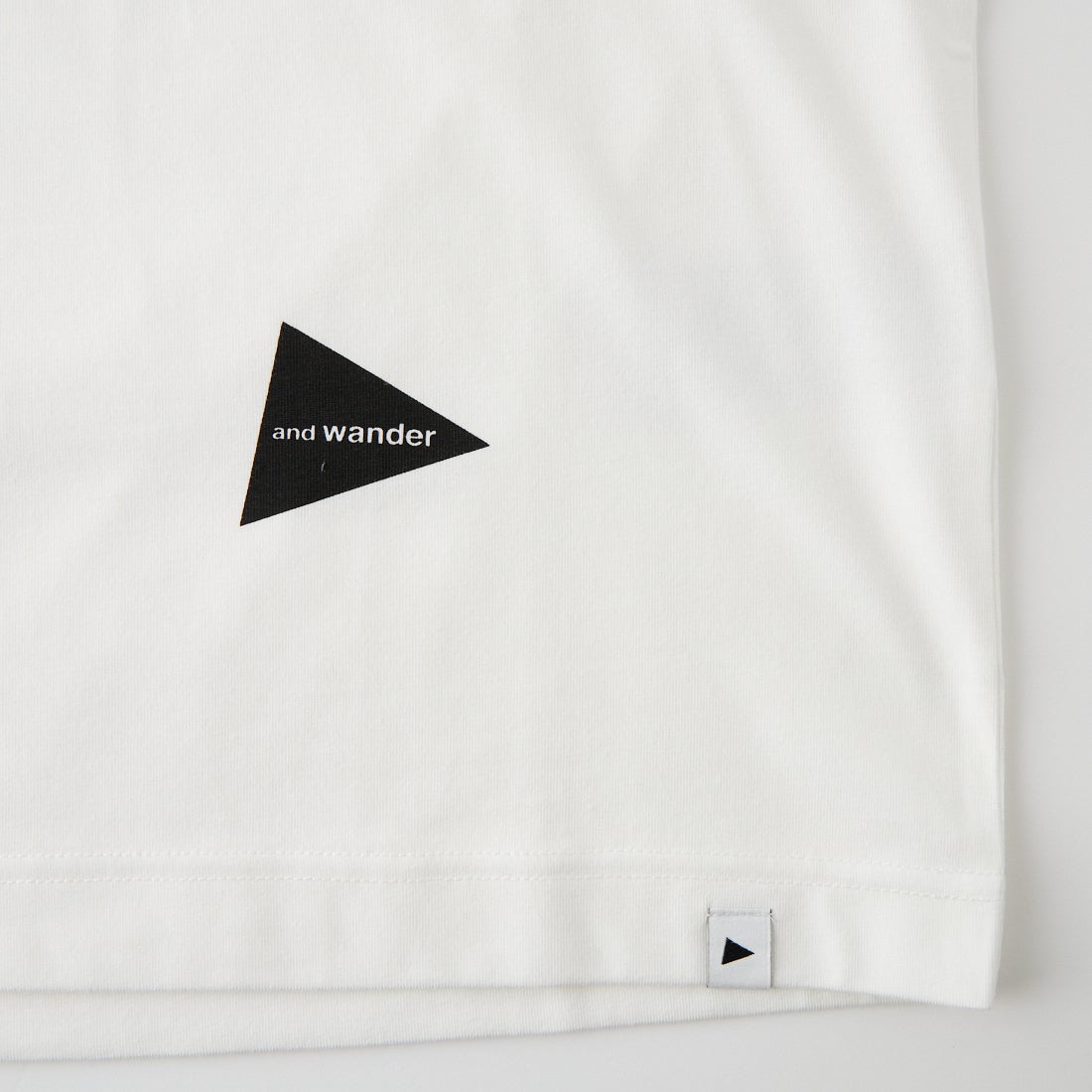 and wander [アンドワンダー] Greykjavik ショートスリーブTシャツ snow by Siggi Odds [5746284105] WHITE