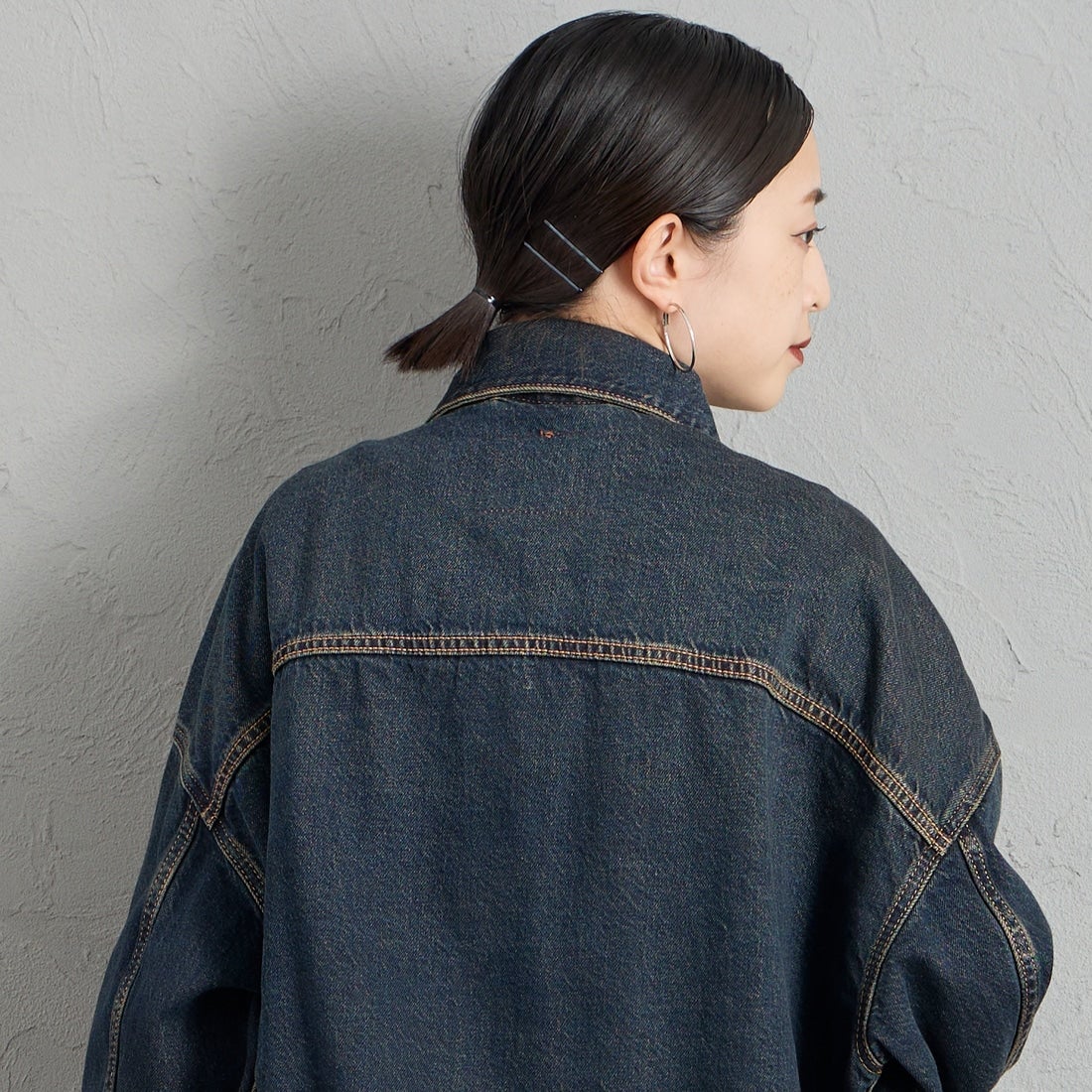 LEVI'S [リーバイス] ルーズクロップド トラッカージャケット [0089L-00] 07 HIGH VI &&モデル身長：150cm 着用サイズ：S&&