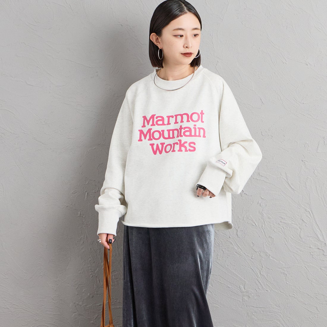 Marmot [マーモット] 別注 ロゴプリント カットオフスウェット [MTFW26WSW374IN-JF] ASH GRAY &&モデル身長：150cm 着用サイズ：F&&