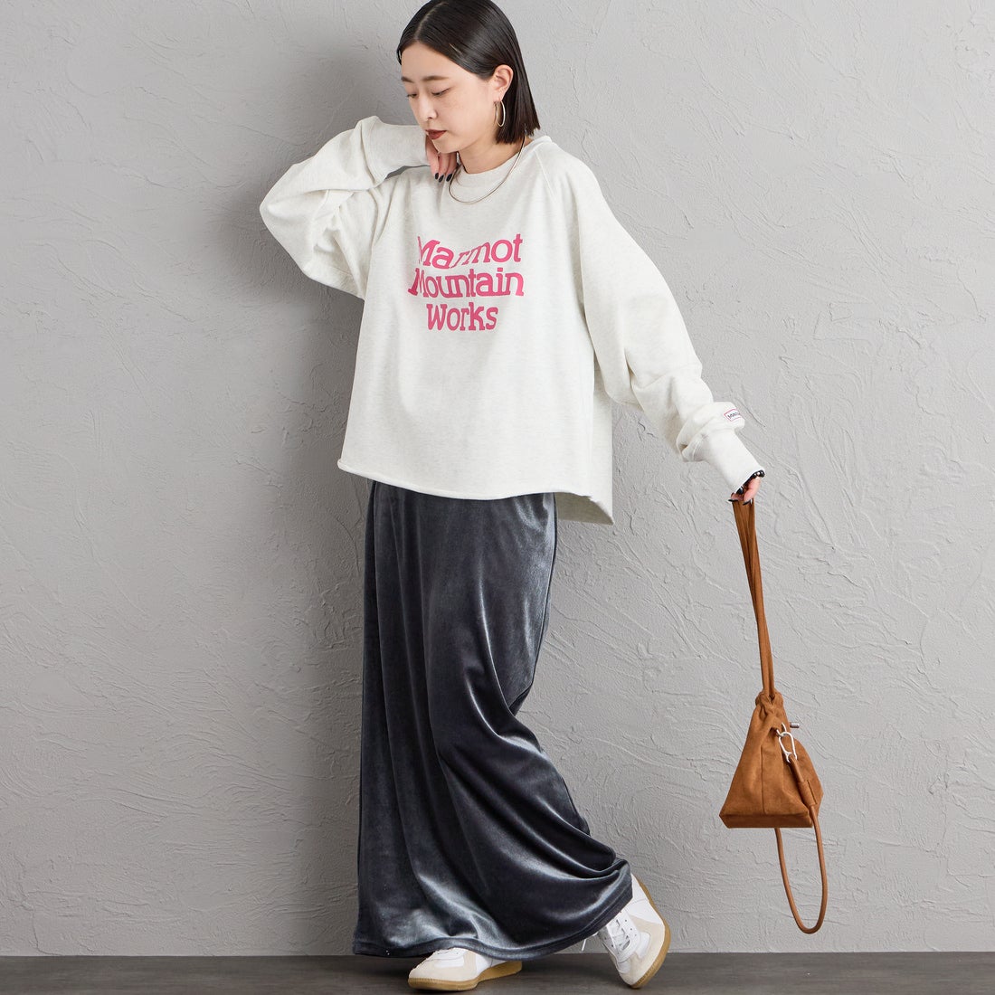 Marmot [マーモット] 別注 ロゴプリント カットオフスウェット [MTFW26WSW374IN-JF] ASH GRAY &&モデル身長：150cm 着用サイズ：F&&