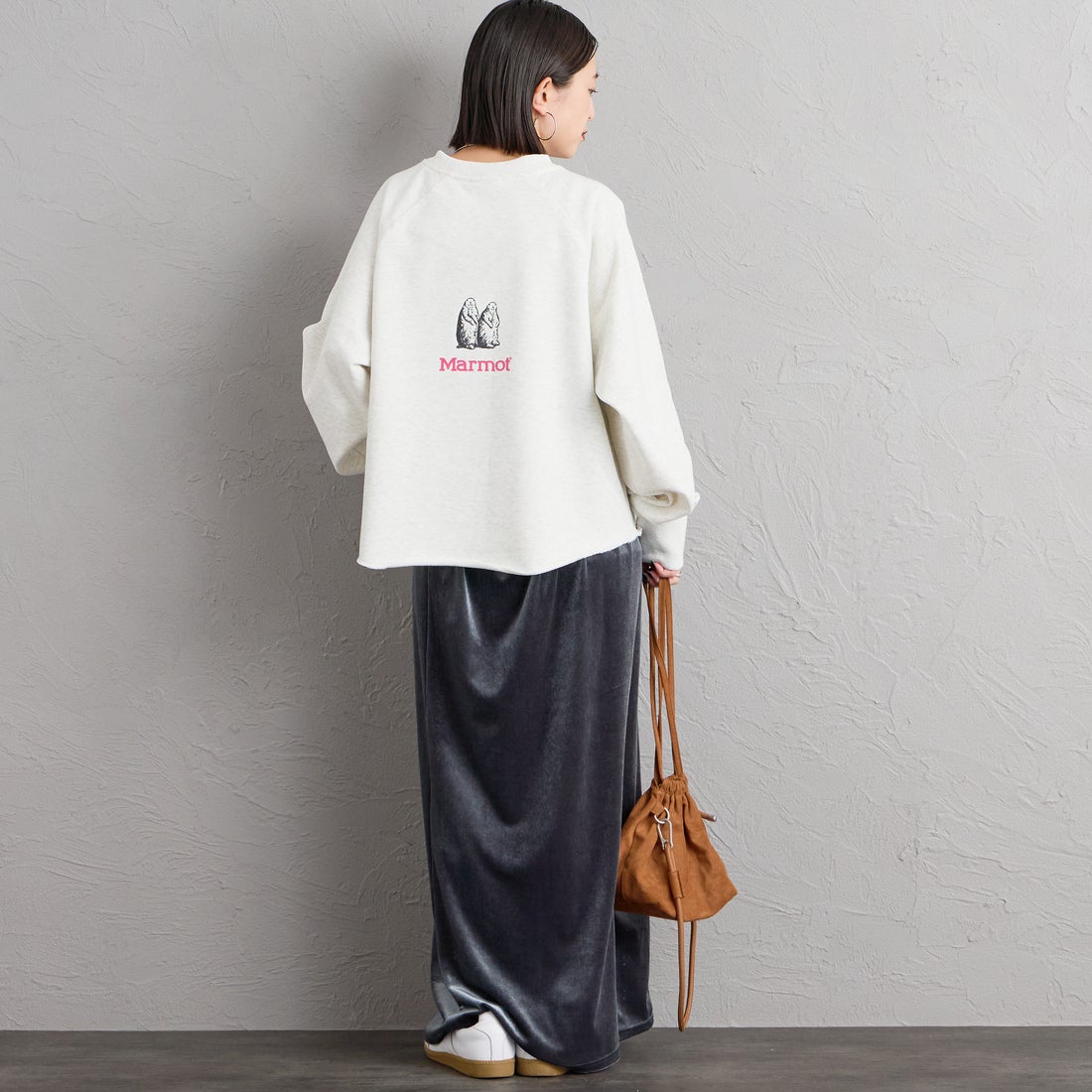 Marmot [マーモット] 別注 ロゴプリント カットオフスウェット [MTFW26WSW374IN-JF] ASH GRAY &&モデル身長：150cm 着用サイズ：F&&