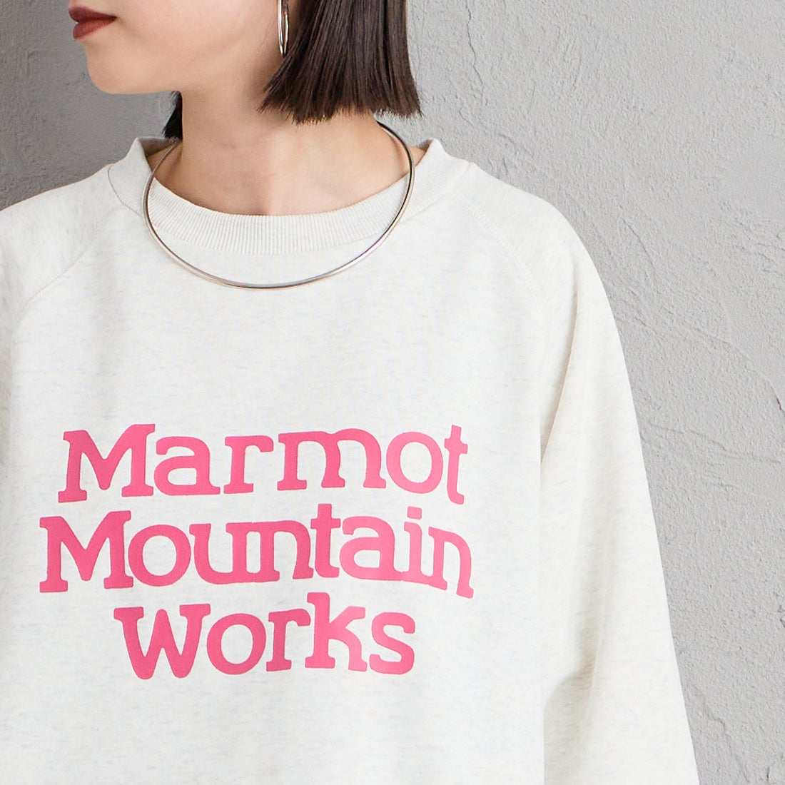 Marmot [マーモット] 別注 ロゴプリント カットオフスウェット [MTFW26WSW374IN-JF] ASH GRAY &&モデル身長：150cm 着用サイズ：F&&