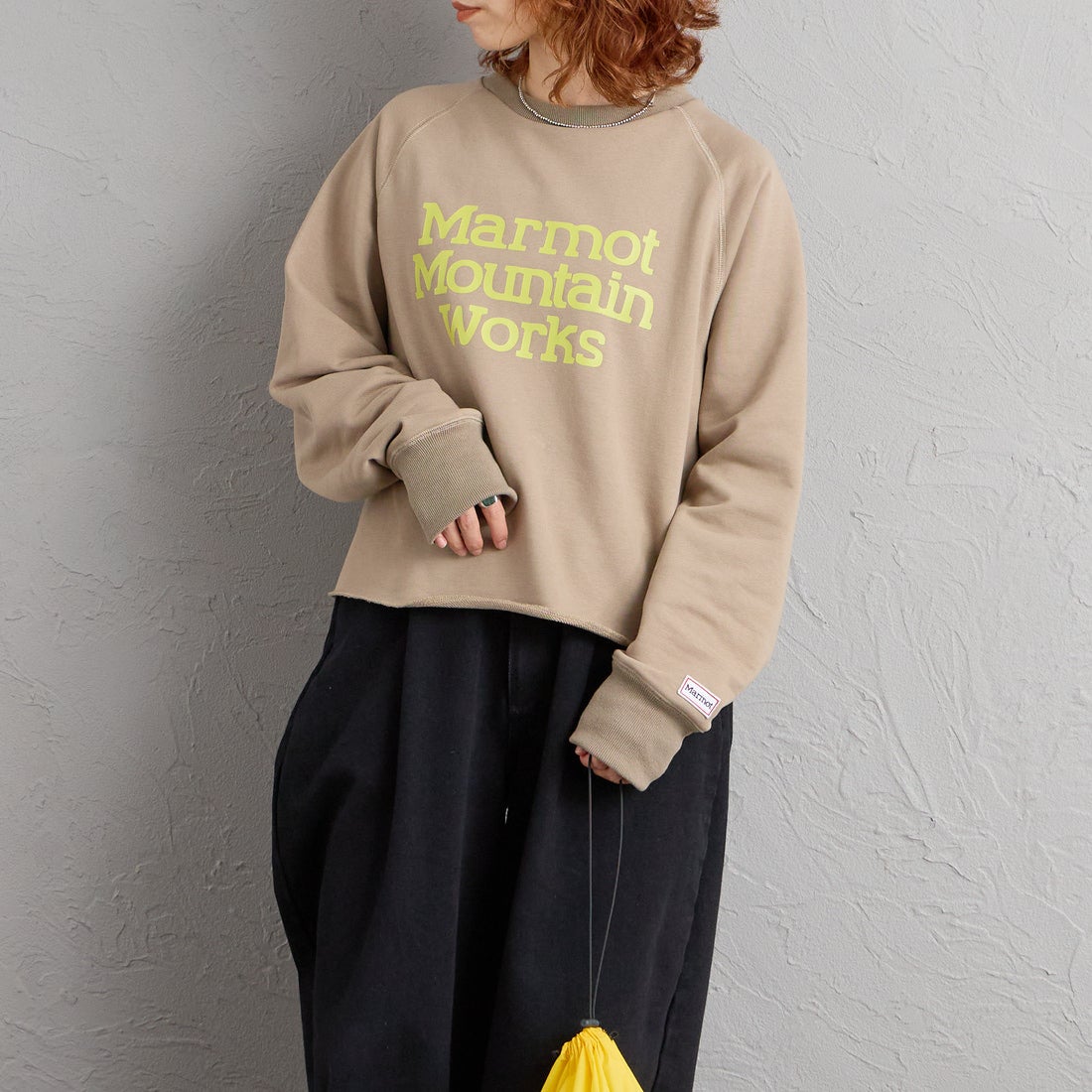 Marmot [マーモット] 別注 ロゴプリント カットオフスウェット [MTFW26WSW374IN-JF] BEIGE &&モデル身長：158cm 着用サイズ：F&&