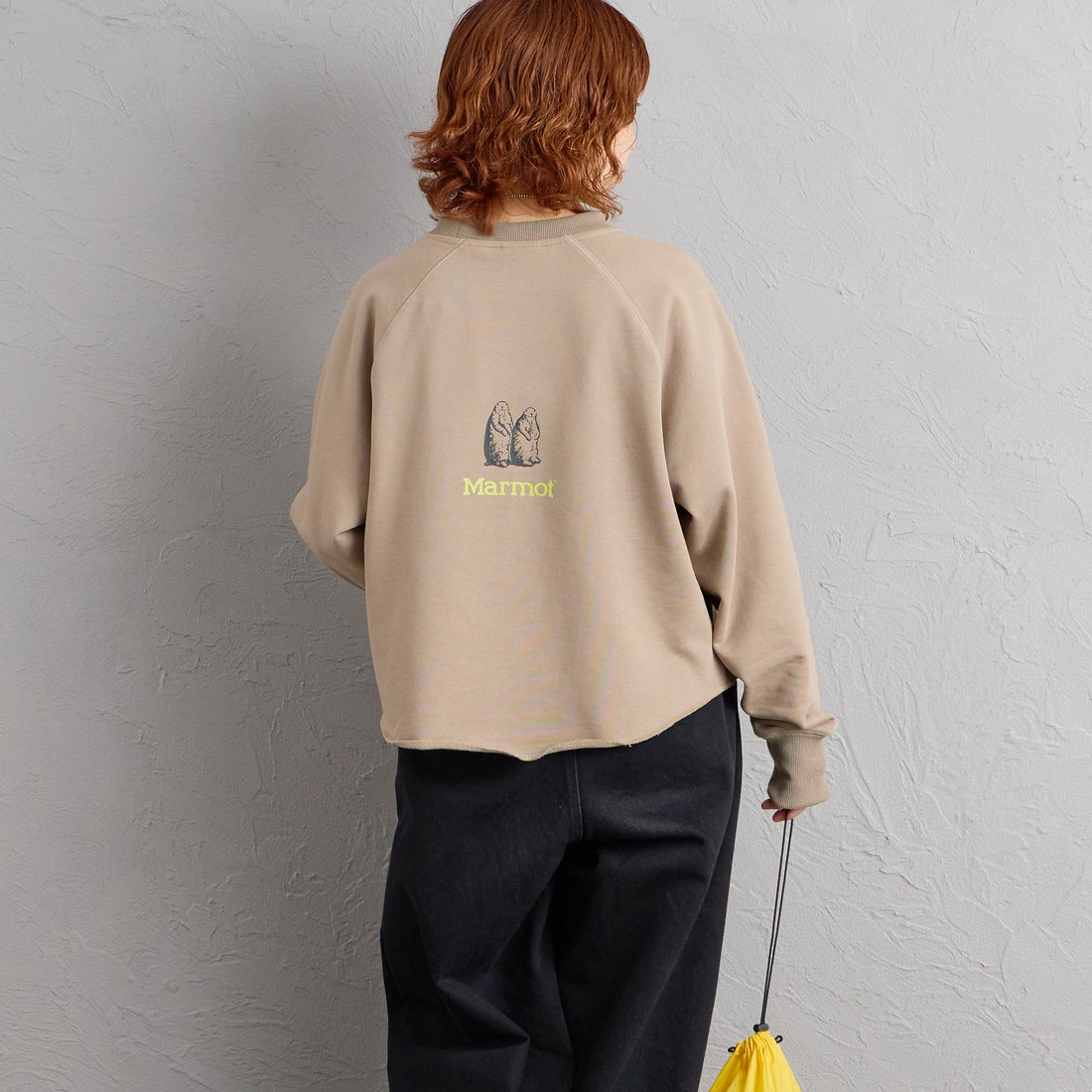 Marmot [マーモット] 別注 ロゴプリント カットオフスウェット [MTFW26WSW374IN-JF] BEIGE &&モデル身長：158cm 着用サイズ：F&&