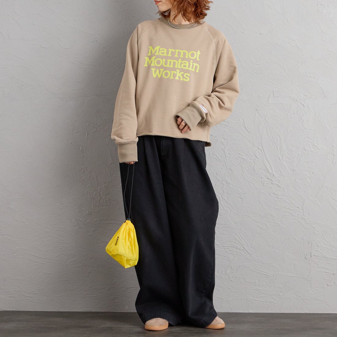 Marmot [マーモット] 別注 ロゴプリント カットオフスウェット [MTFW26WSW374IN-JF] BEIGE &&モデル身長：158cm 着用サイズ：F&&