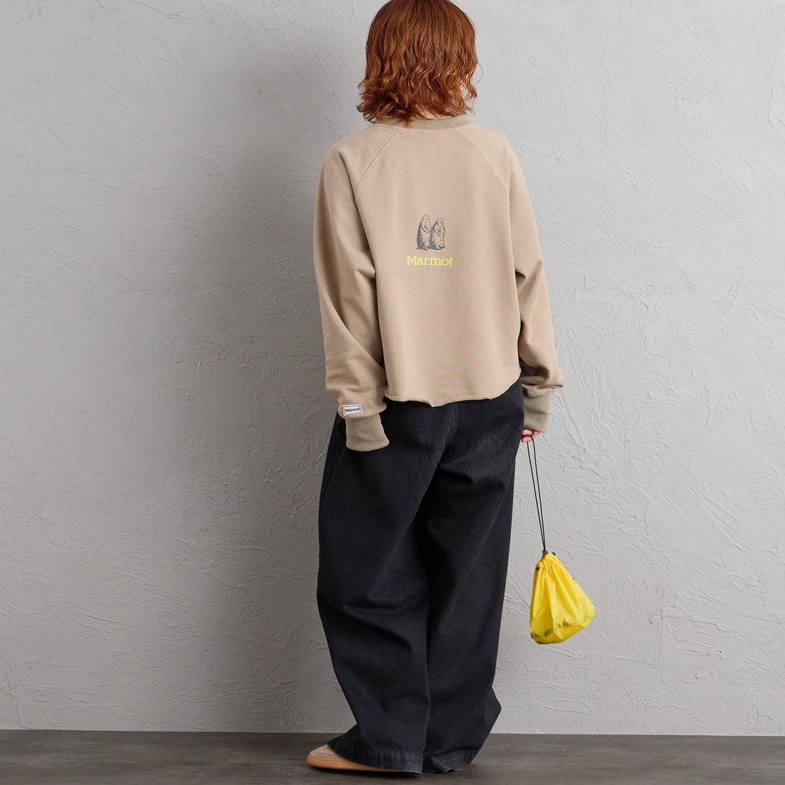 Marmot [マーモット] 別注 ロゴプリント カットオフスウェット [MTFW26WSW374IN-JF] BEIGE &&モデル身長：158cm 着用サイズ：F&&