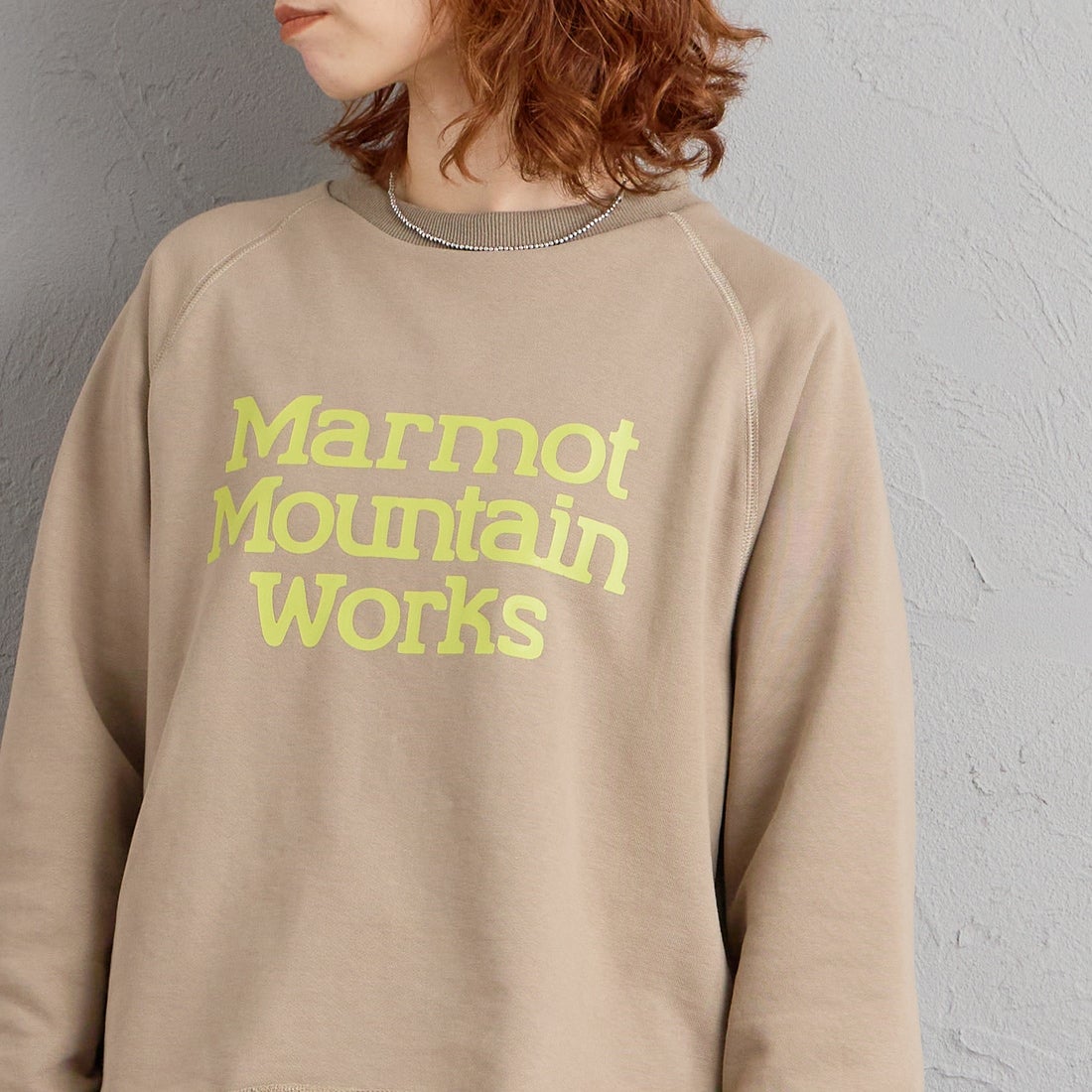 Marmot [マーモット] 別注 ロゴプリント カットオフスウェット [MTFW26WSW374IN-JF] BEIGE &&モデル身長：158cm 着用サイズ：F&&