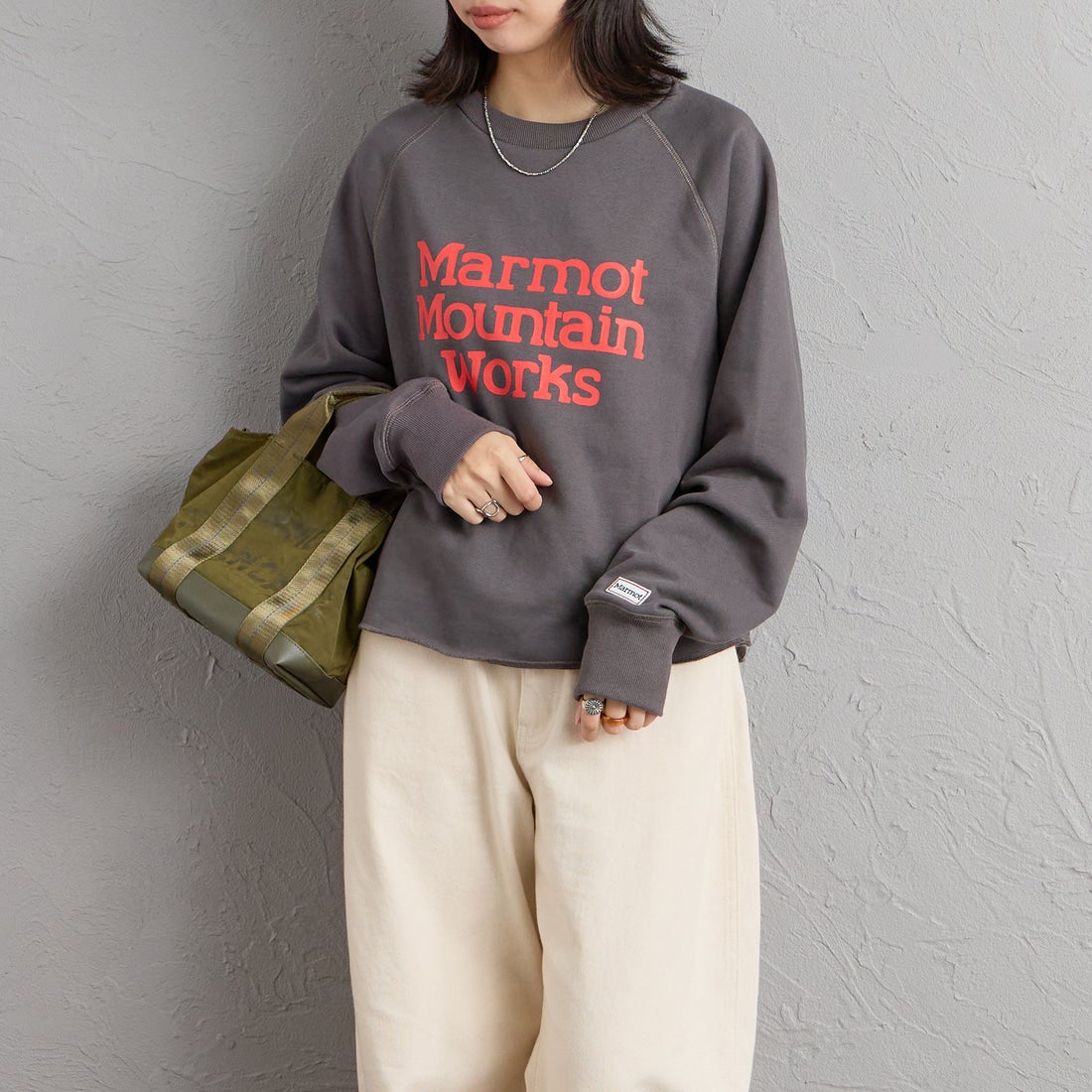 Marmot [マーモット] 別注 ロゴプリント カットオフスウェット [MTFW26WSW374IN-JF] CHARCOAL &&モデル身長：162cm 着用サイズ：F&&