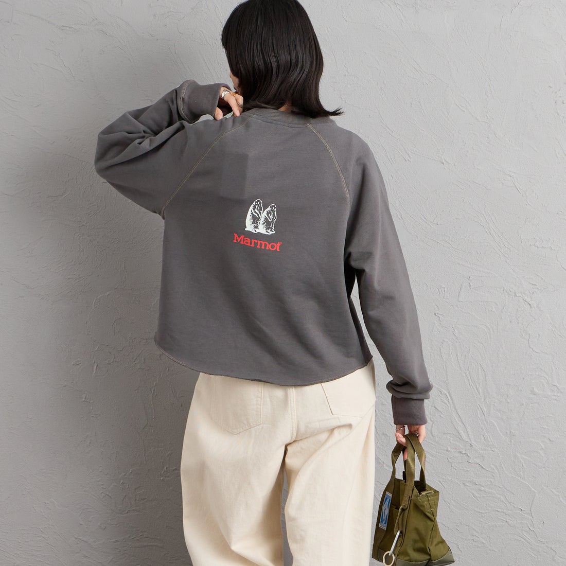 Marmot [マーモット] 別注 ロゴプリント カットオフスウェット [MTFW26WSW374IN-JF] CHARCOAL &&モデル身長：162cm 着用サイズ：F&&