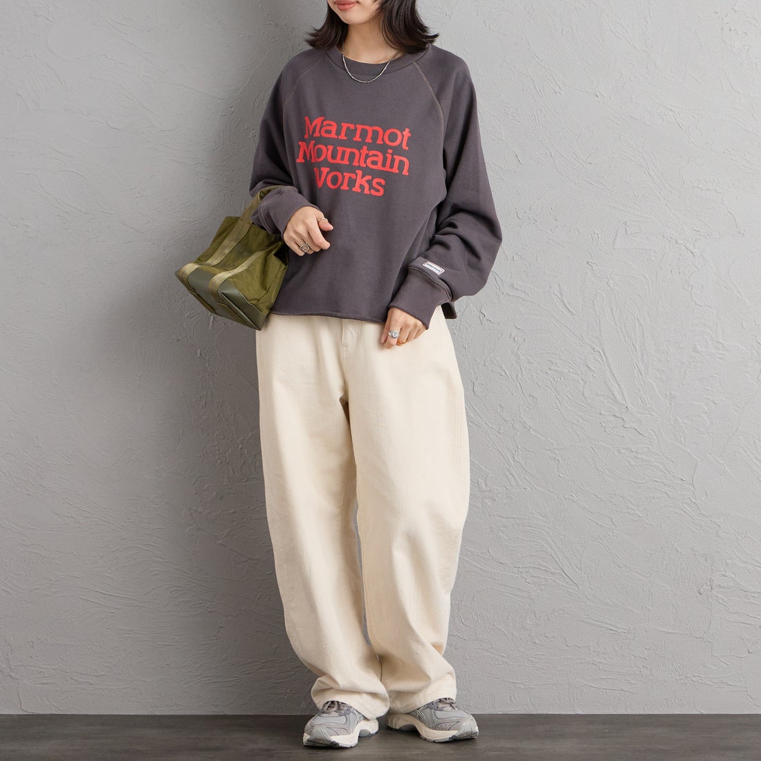 Marmot [マーモット] 別注 ロゴプリント カットオフスウェット [MTFW26WSW374IN-JF] CHARCOAL &&モデル身長：162cm 着用サイズ：F&&