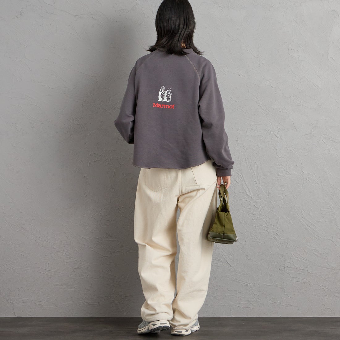 Marmot [マーモット] 別注 ロゴプリント カットオフスウェット [MTFW26WSW374IN-JF] CHARCOAL &&モデル身長：162cm 着用サイズ：F&&