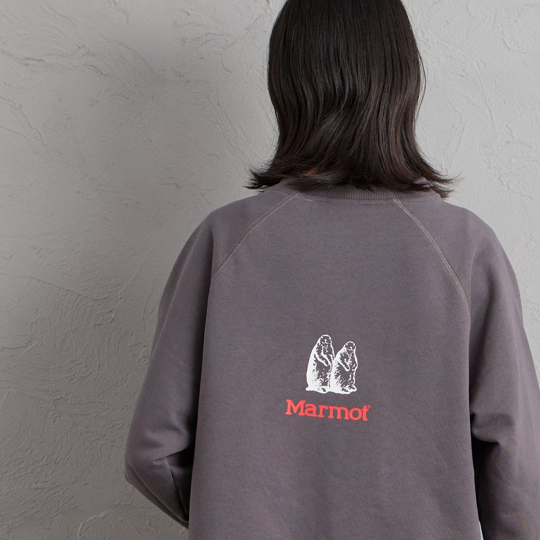 Marmot [マーモット] 別注 ロゴプリント カットオフスウェット [MTFW26WSW374IN-JF] CHARCOAL &&モデル身長：162cm 着用サイズ：F&&