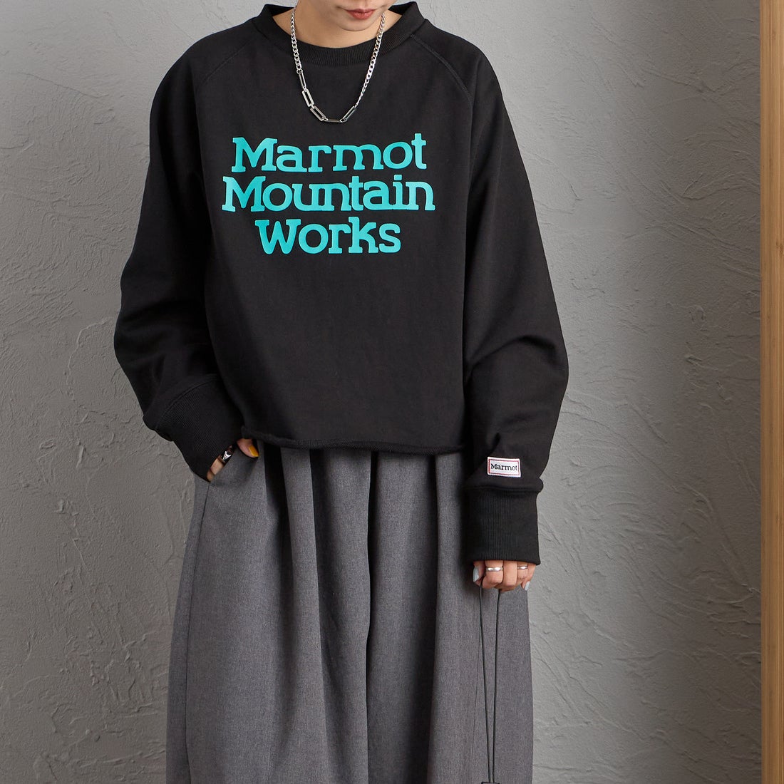 Marmot [マーモット] 別注 ロゴプリント カットオフスウェット [MTFW26WSW374IN-JF] BLACK &&モデル身長：156cm 着用サイズ：F&&