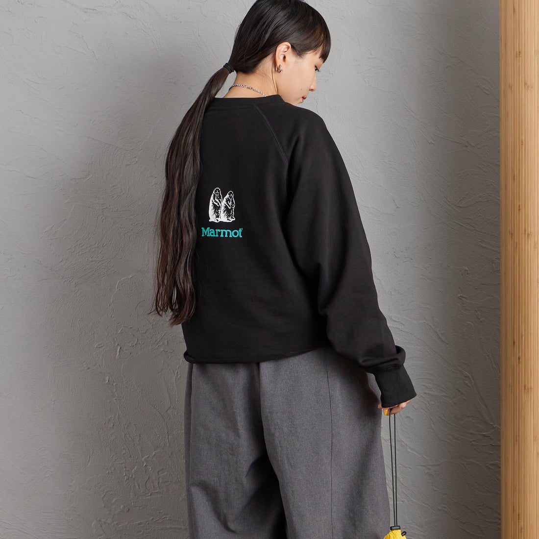Marmot [マーモット] 別注 ロゴプリント カットオフスウェット [MTFW26WSW374IN-JF] BLACK &&モデル身長：156cm 着用サイズ：F&&